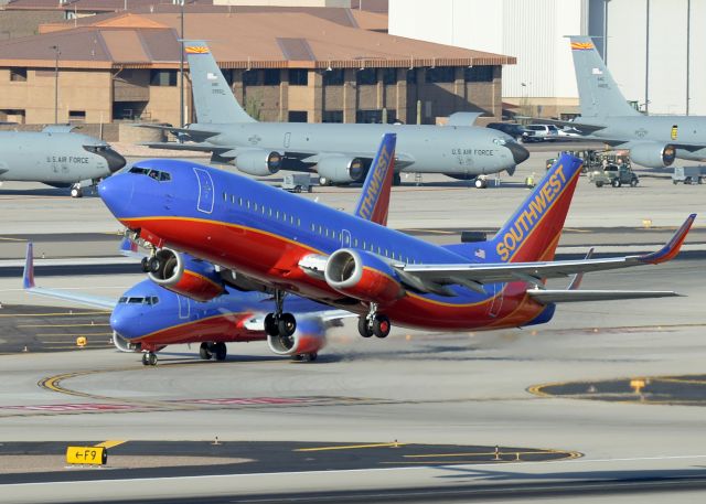 BOEING 737-300 (N618WN)