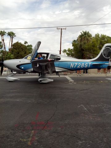 Cirrus SR-22 (N728ST) - AMADO RD AOPA PARADE OF PLANES 2012 PALM SPRINGS