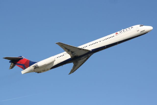 McDonnell Douglas MD-88 (N916DL) - Delta Flight 1621 (N916DL) departs Sarasota-Bradenton International Airport enroute to Hartsfield-Jackson Atlanta International Airpo