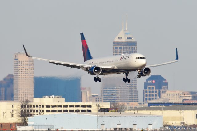 BOEING 767-300 (N169DZ) - On final for 23-L. 