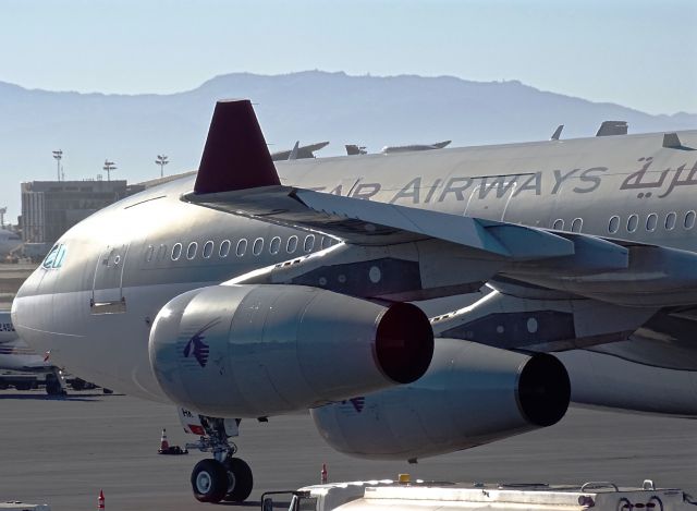 Airbus A340-200 (A7-HHK)