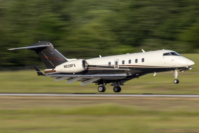 Bombardier Challenger 300 (N526FX)