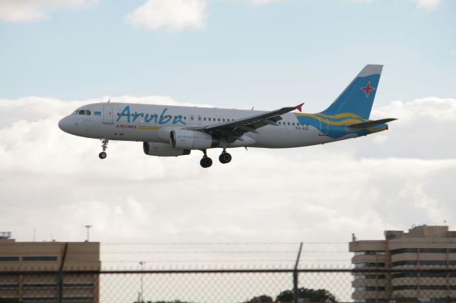 Airbus A320 (P4-AAD)