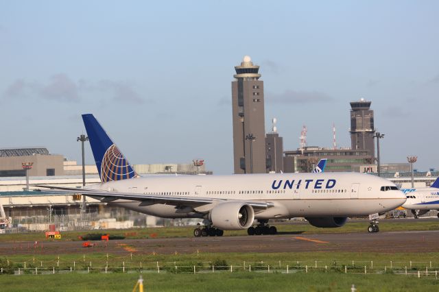 Boeing 777-200 (N69020)
