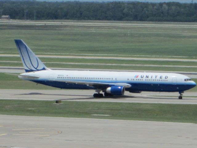 BOEING 767-300 (N662UA)