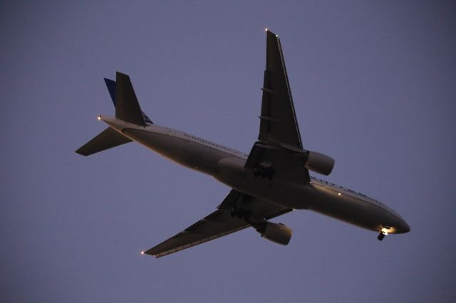 Boeing 777-200 (N211UA)