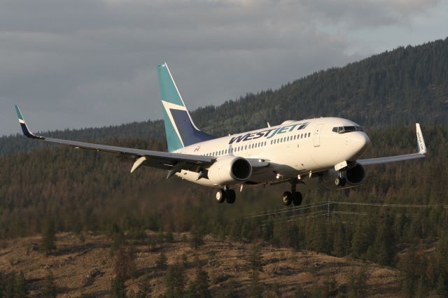 Boeing 737-700 (C-GUWJ) - August 12, 2009 - evening arrival at Kelowna, British Columbia 