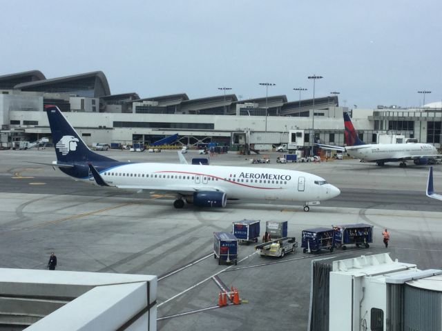 Boeing 737-800 (N860AM) - Waiting for taxing clearance at LAX airport.