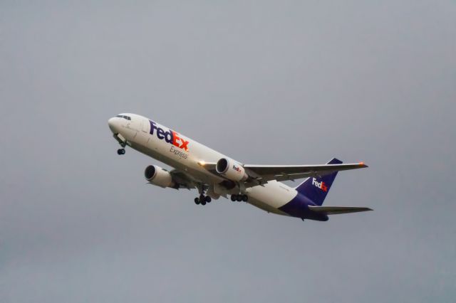 BOEING 767-300 (N106FE)