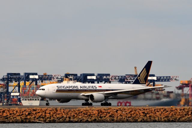 Boeing 777 (9V-SRO) - 9V-SRO Singapore Airlines Boeing 777-212(ER)  30 / 07 / 2017