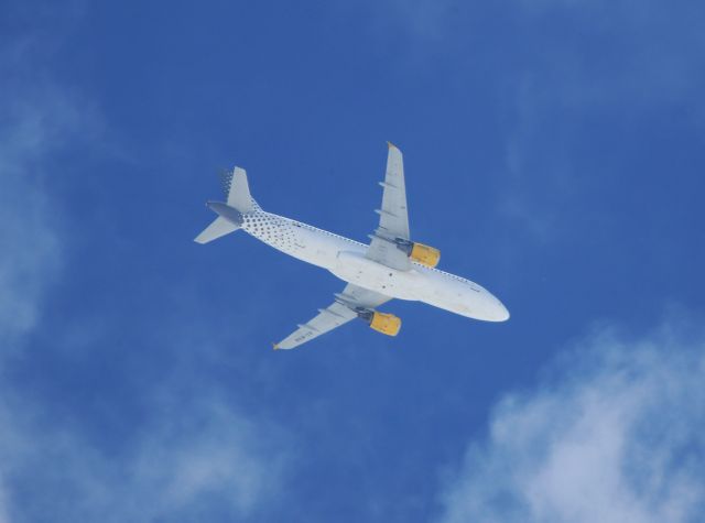 Airbus A320 (EC-KDX) - A320 de vueling en descente sur NTE from AGP 7000 ft vertic Saint Gilles