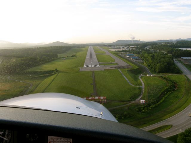 Diamond Star (N841DS) - Asheville, NC   Short Final Rwy 34