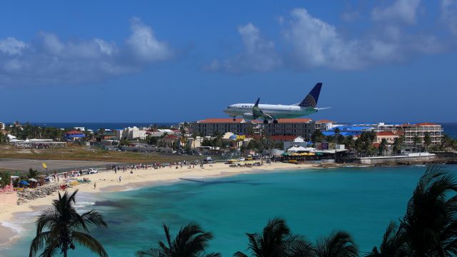 Boeing 737-700 (N15710) - 28/03/2015. From hostel Ocean point resort.