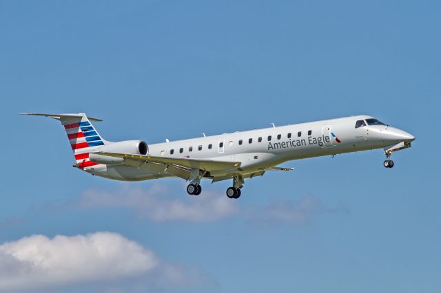 Embraer ERJ-145 —