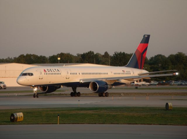 Boeing 757-200 (N533US) - Takeoff runway 23 in Des Moines