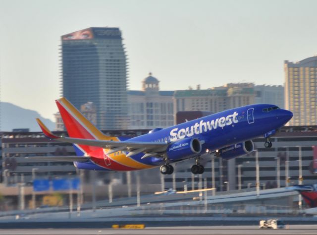 Boeing 737-700 (N7825A)