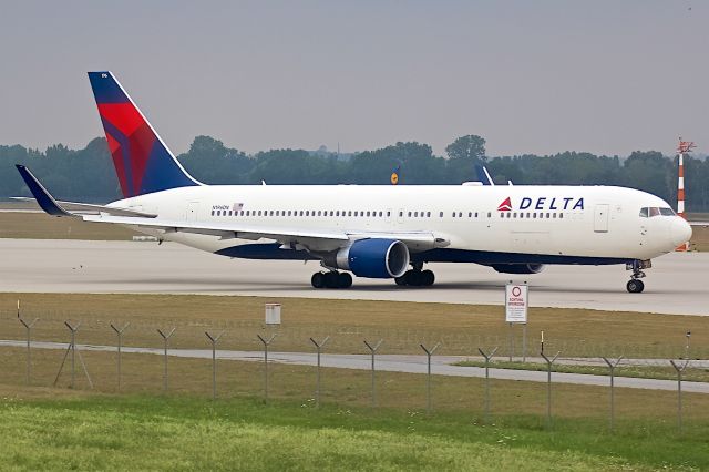 BOEING 767-300 (N196DN)