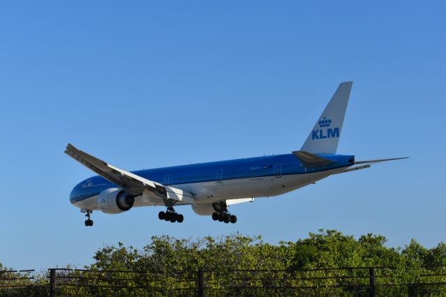 Boeing 777-200 (PH-BVV) - Landing Aruba Reina Beatrix runway 11