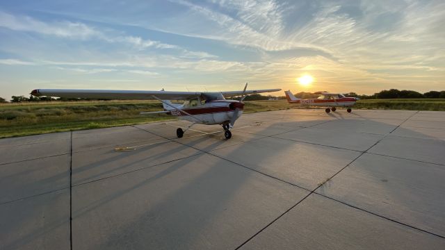 Cessna Skyhawk (N6654H) - Sunrise wide angle 