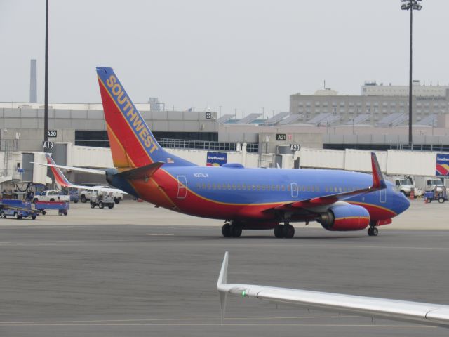 Boeing 737-700 (N271LV)