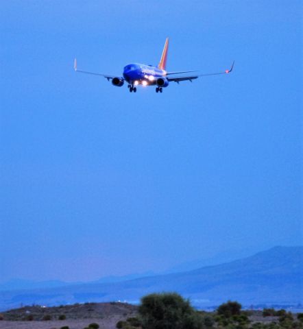 BOEING 737-300 (N771SA)
