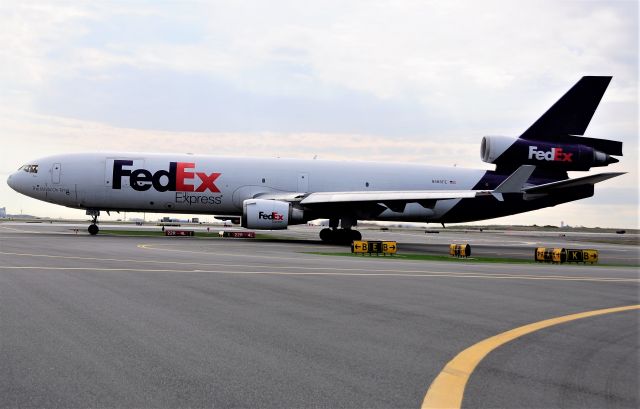 Boeing MD-11 (N586FE)