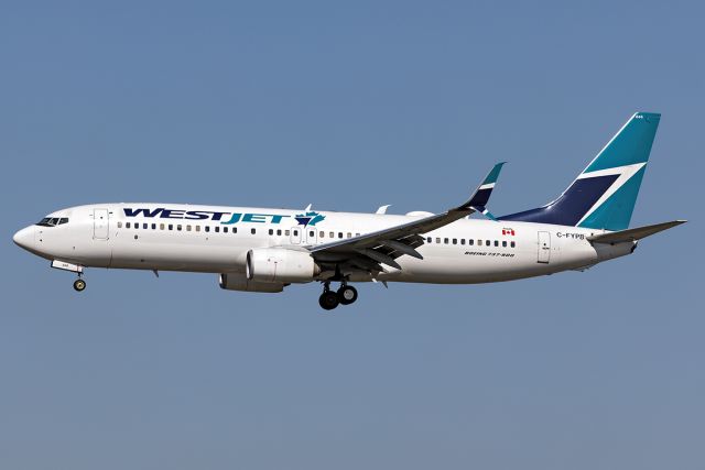 Boeing 737-800 (C-FYPB)
