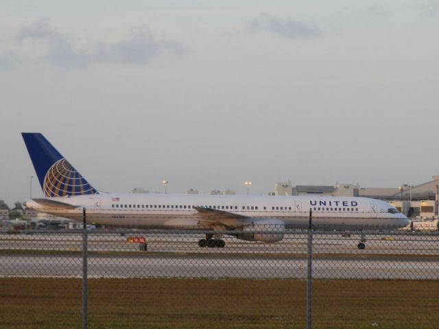 Boeing 757-200 (N561UA)