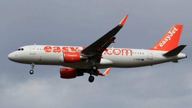 Airbus A320 (G-EZWO)