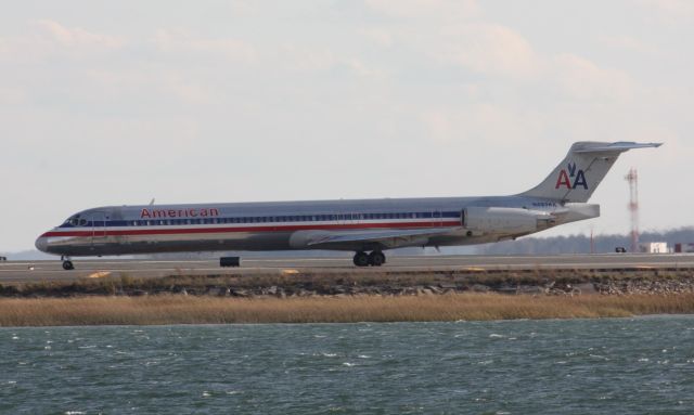 McDonnell Douglas MD-82 (N493AA)