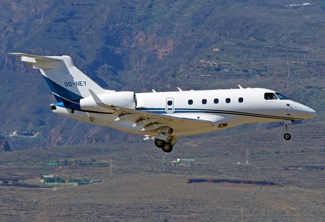 Embraer Legacy 450 (OO-NEY)