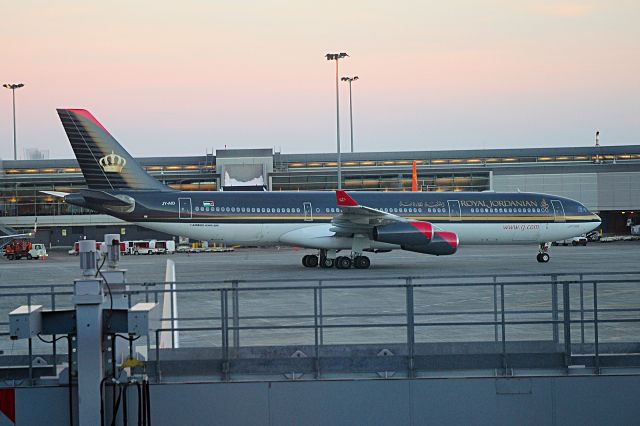 Airbus A340-200 (JY-AID) - Taxiing to the gate after an all-night non-stop from Amman. The flight was supposed to continue to Detroit but was cancelled this morning.