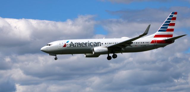 Boeing 737-800 (N935NN) - On final is this 2013 American Airlines Boeing 737-823 in the Summer of 2020.