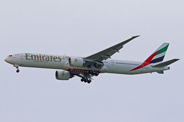 BOEING 777-300 (A6-ECK)