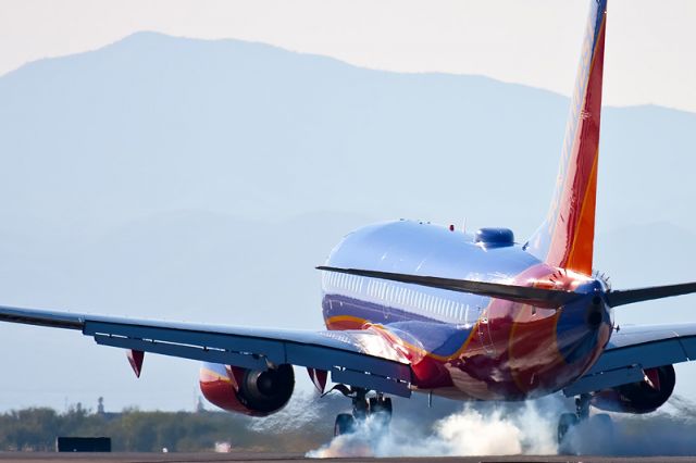 Boeing 737-700 (N458WN) - Southwest Airlines Boeing 737-7H4 N458WN plants the mains down at Tucson International Airport, Arizona.