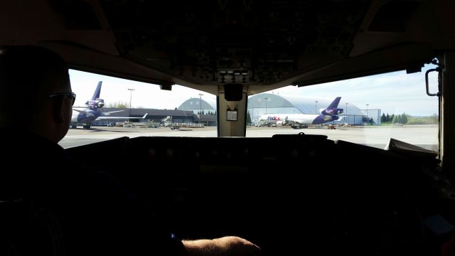 Boeing 757-200 (N531UA) - 757 TAXI TRAINING AT PDX