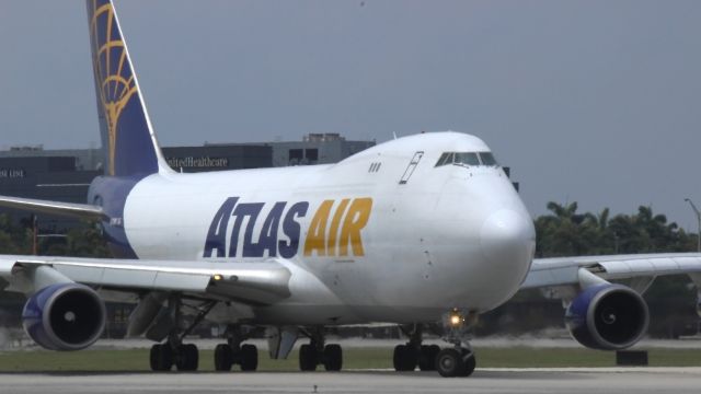 Boeing 747-400 (N499MC) - MIAMI INT AIRPORT, DESPEGUE EN PISTA 9. EL DORADO