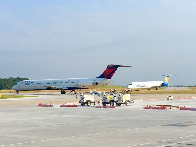 McDonnell Douglas MD-88 (N911DE) - Two classic airliners!