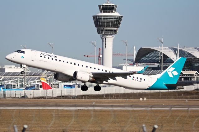 Embraer ERJ-190 (I-ADJW)