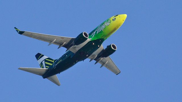 Boeing 737-700 (N607AS) - N607AS departing JNU north to ANC.  That yellow nose really does stand out.