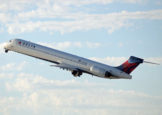 McDonnell Douglas MD-90 (N939DN)