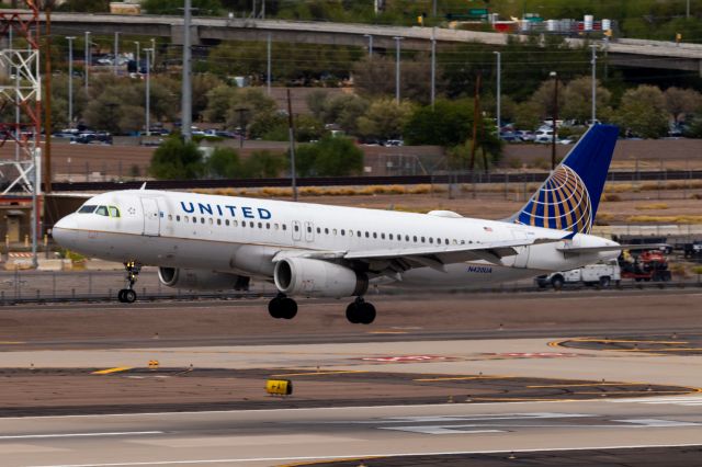 Airbus A320 (N420UA) - United Airlines A320 landing at PHX on 9/10/22. Taken with a Canon 850D and Tamron 150-600mm G2 lens.