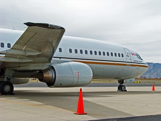 BOEING 737-400 (C-FLEJ)