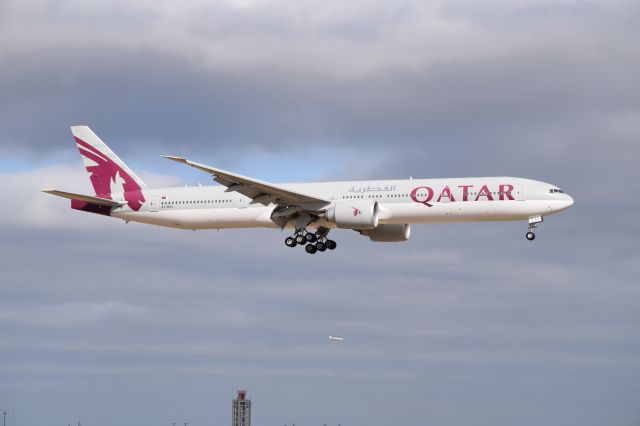 BOEING 777-300 (A7-BAJ) - Heavy from Doha approaching 18R at KDFW. 