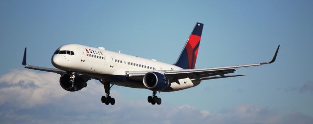 Boeing 757-200 (N702TW) - Landing on 16L.