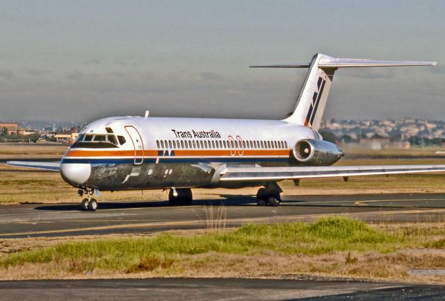 BOEING 767-300 (VH-TJR) - TRANS AUSTRALIAN AIRLINES - McDONNELL DOUGLAS DC-9-31 - REG : VH-TJR (CN 47528/6170 - KINGSFORD SMITH SYDNEY NSW. AUSTRALIA - YSSY (28/6/1988)