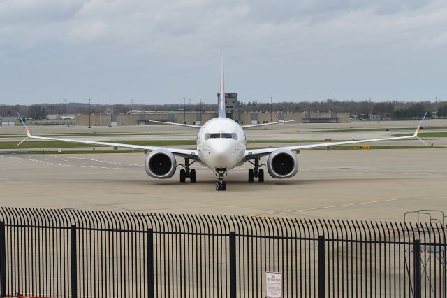 Boeing 737 MAX 8 (N814NV) - 04-02-25 Pulling up to the gate.