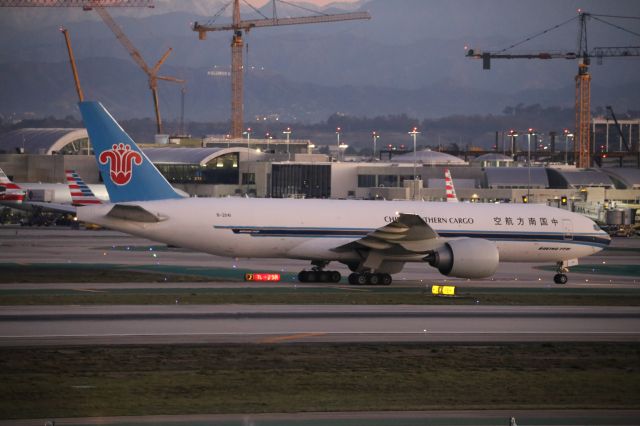 BOEING 777-200LR (B-2041)