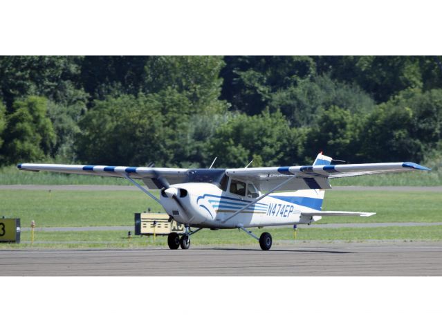 Cessna Skyhawk (N474EP) - After a nice landing RW26.