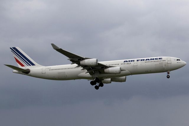 Airbus A340-300 (F-GLZO)